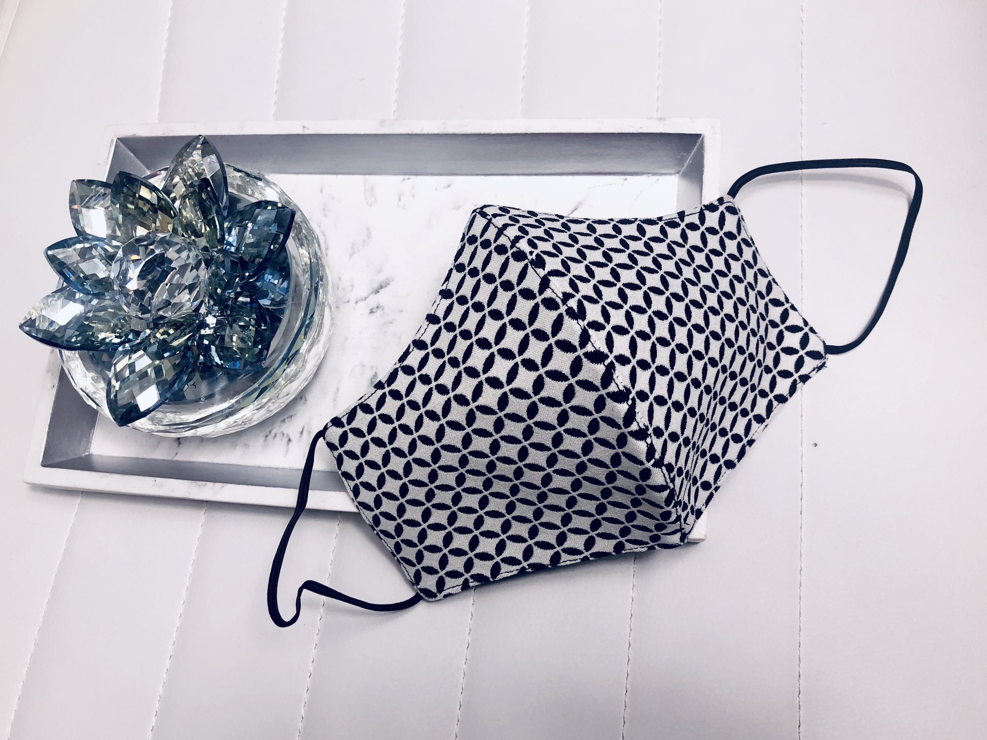 Face Mask - Overlapping Circles (White) - Hot L.A. Fashion 